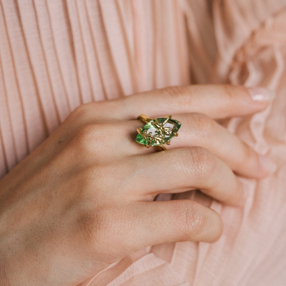 Bague en pierre précieuse libellule émeraude