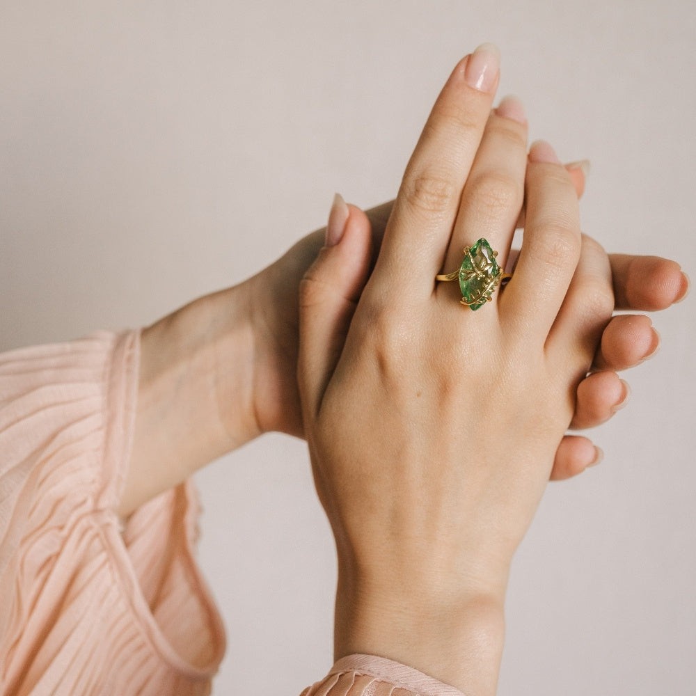 Bague en pierre précieuse libellule émeraude