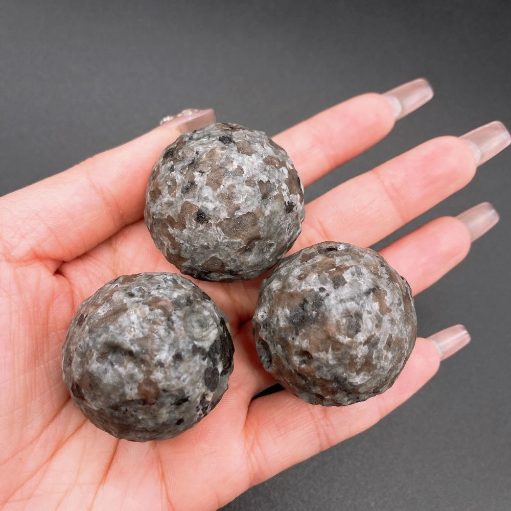 Sphère lunaire lumineuse en Yooperlite naturelle