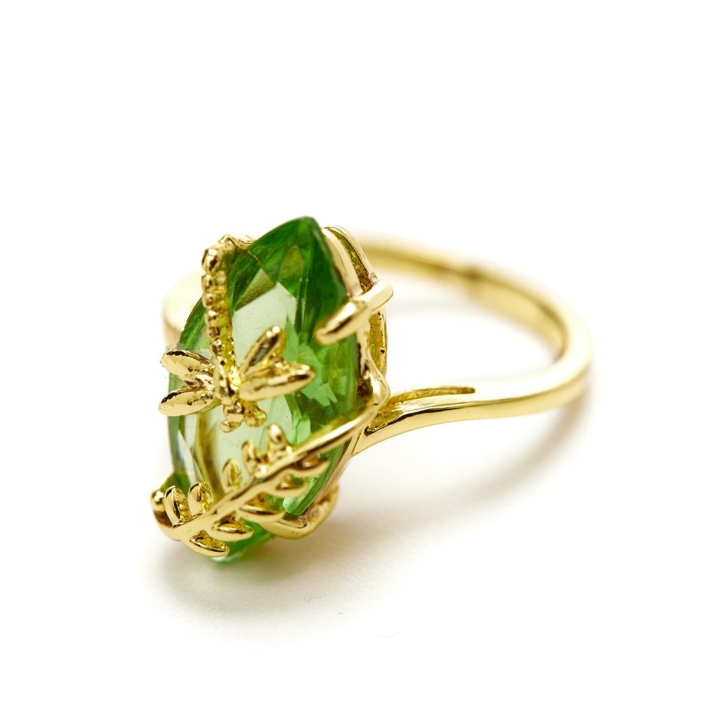 Bague en pierre précieuse libellule émeraude