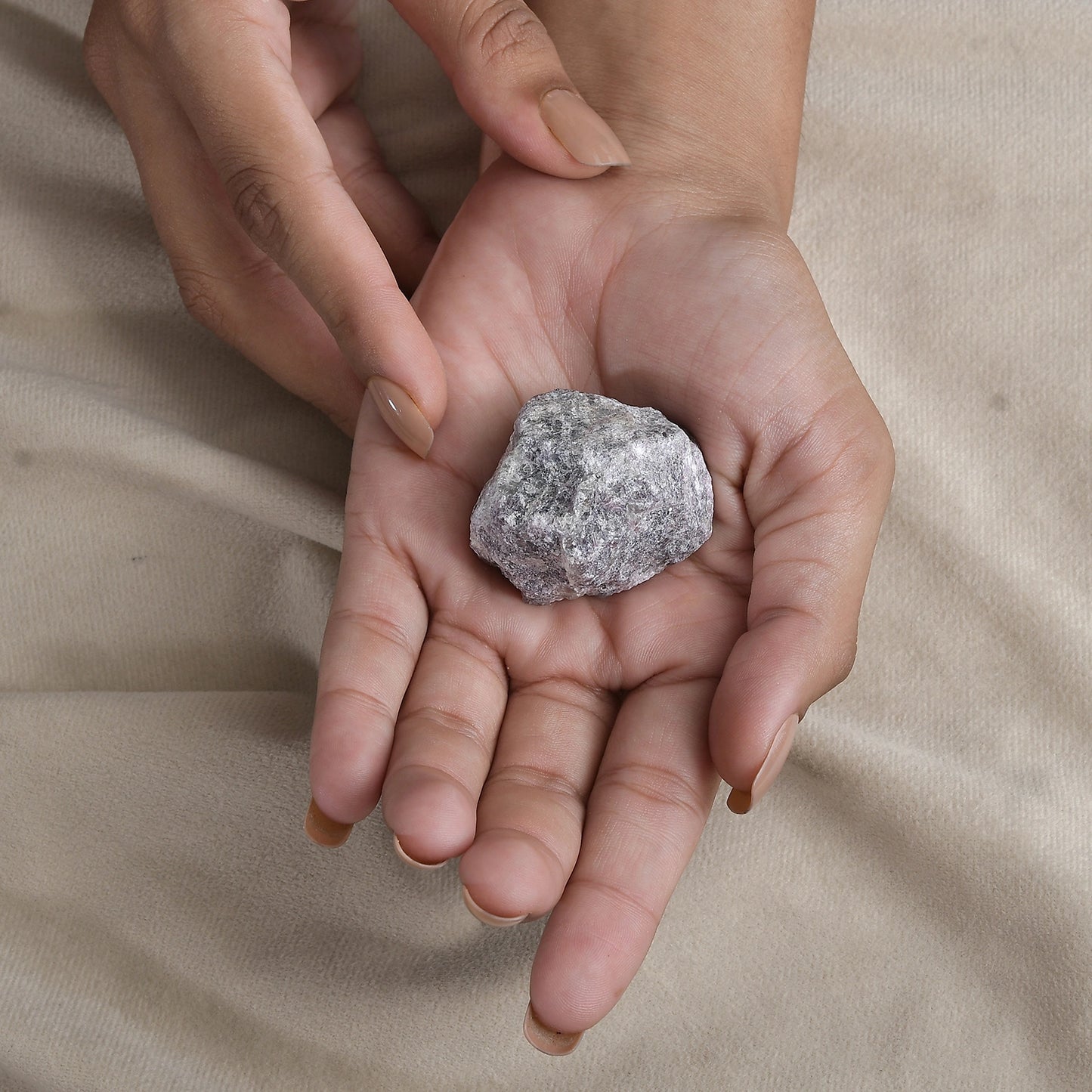 Pierre de lépidolite brute – Calme naturel en période de chaos