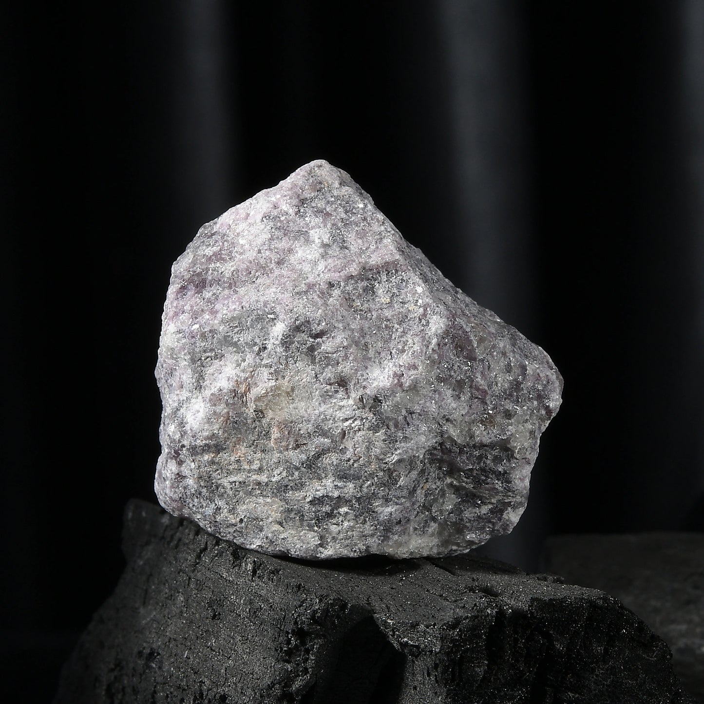 Pierre de lépidolite brute – Calme naturel en période de chaos