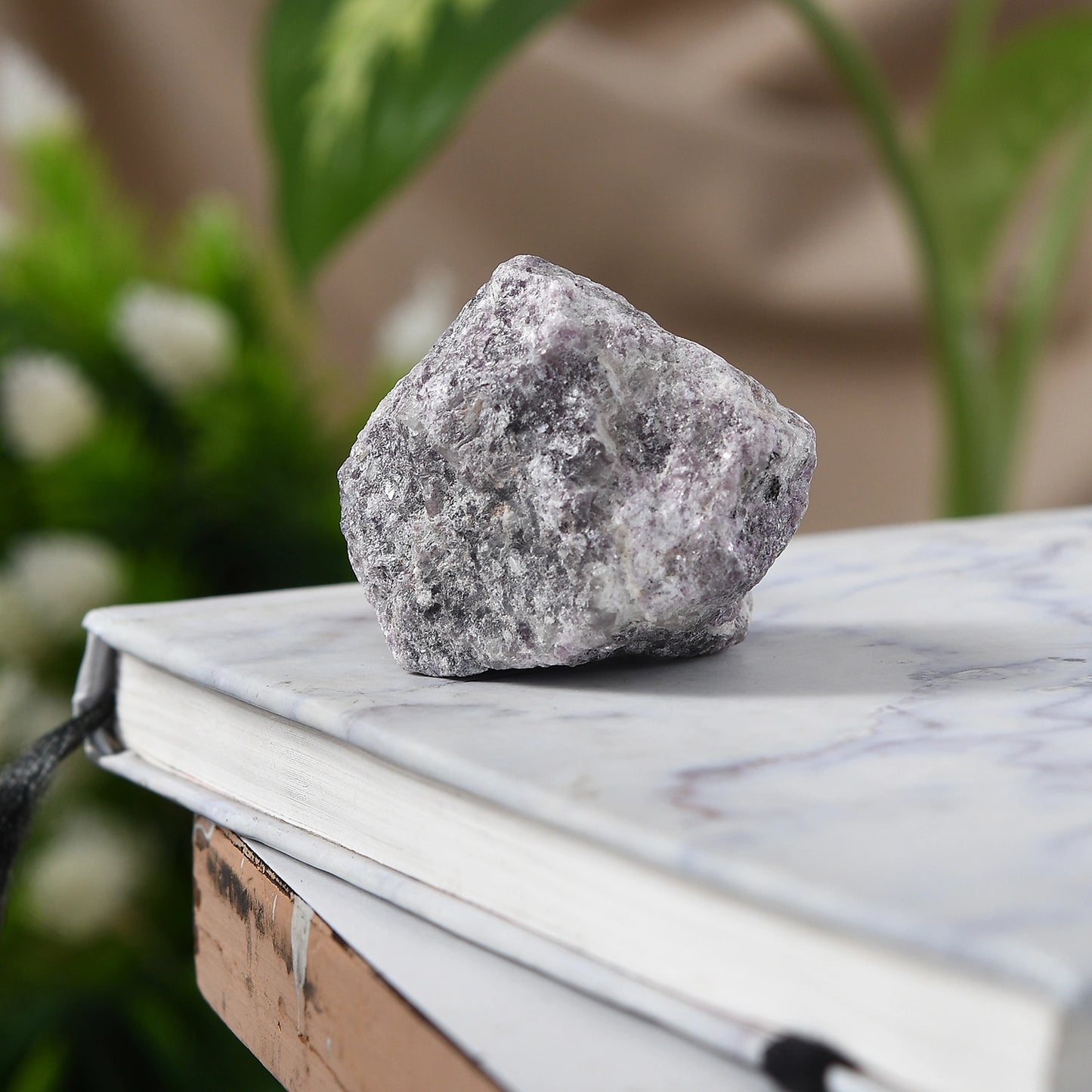 Pierre de lépidolite brute – Calme naturel en période de chaos