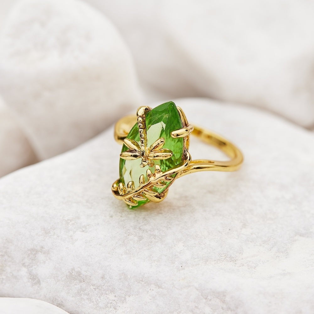 Bague en pierre précieuse libellule émeraude 