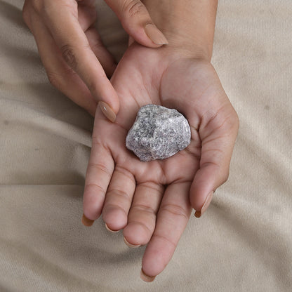 Pierre de lépidolite brute – Calme naturel en période de chaos