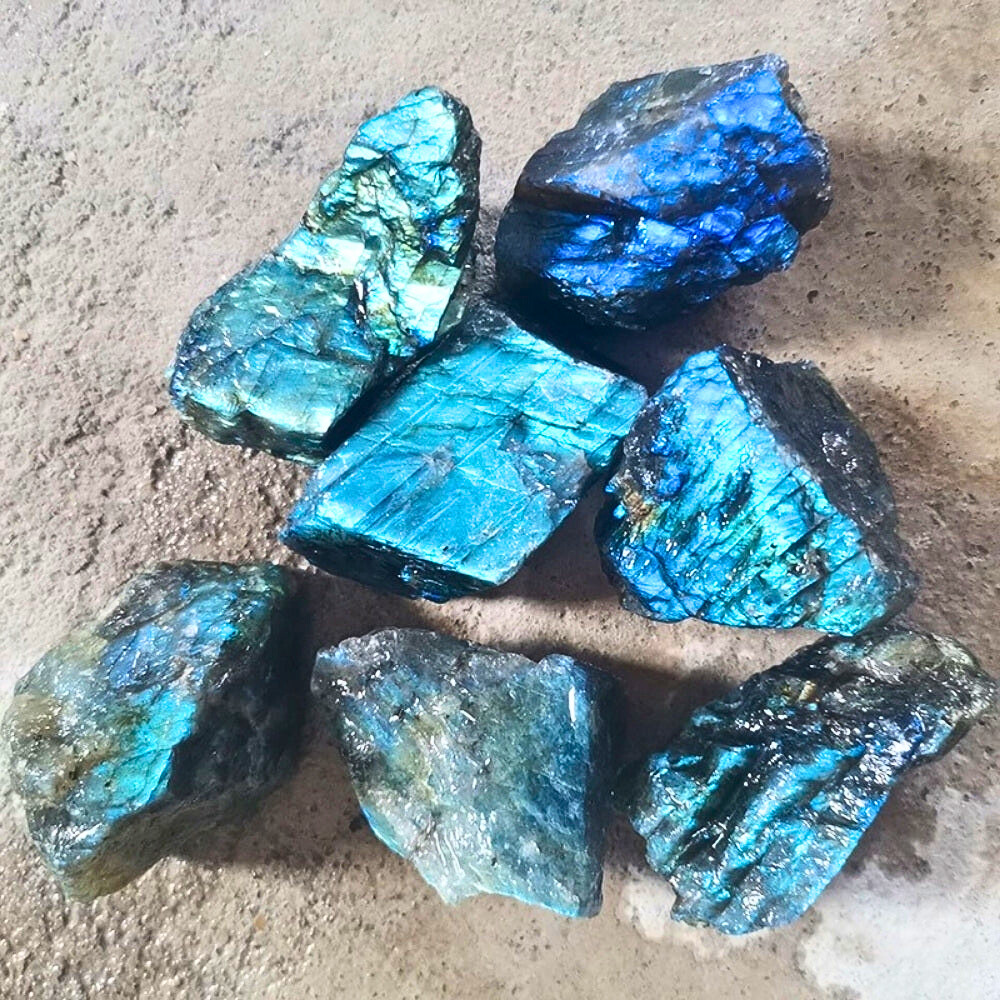 Pierres de labradorite brutes naturelles